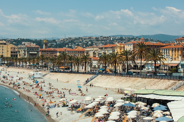 une plage avec des touristes à Nice juste sous la promenade des Anglais