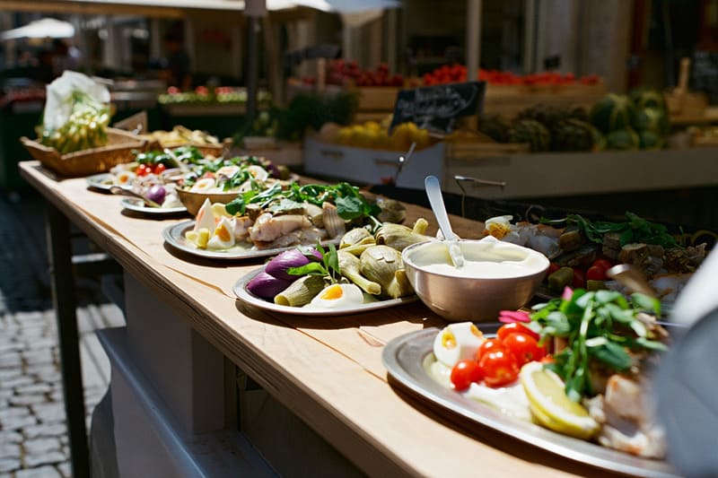 Aïoli sur une table du marché du cours saleya