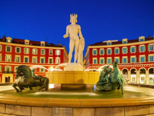 La place Massena à Nice vue de nuit