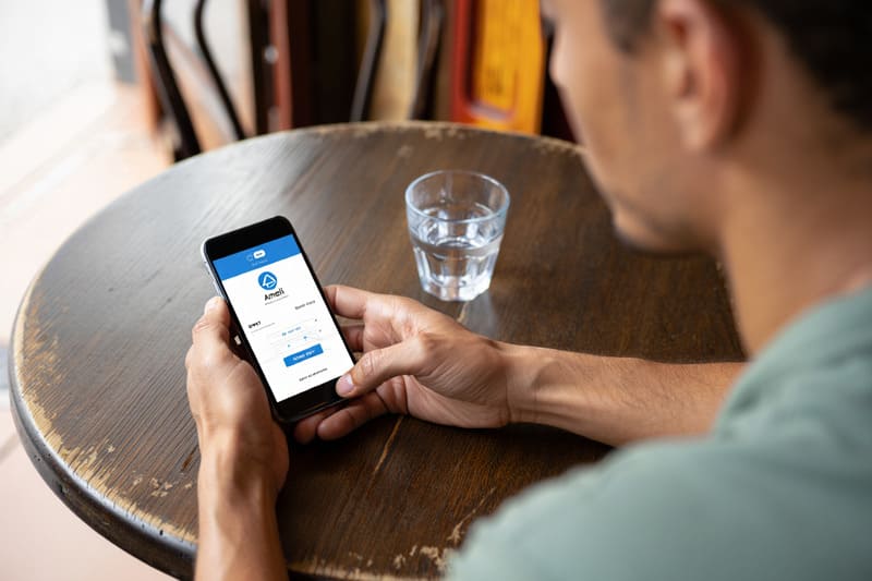 Nicois en train de consulter l apli ameli sur son telephone