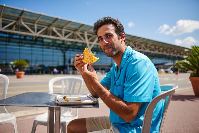 Je mage une socca devant l aeroport Nice
