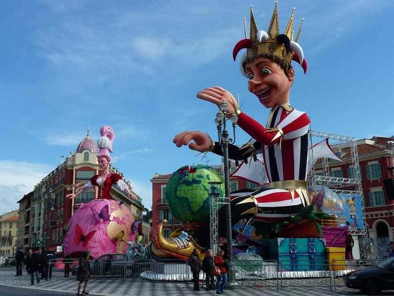 Le roi carnaval sur la place massena