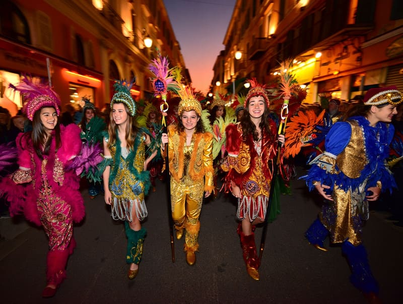 Scene de nuit pendant le carnaval de Nice