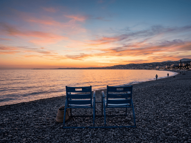 Chaise bleu sur la plage à Nice