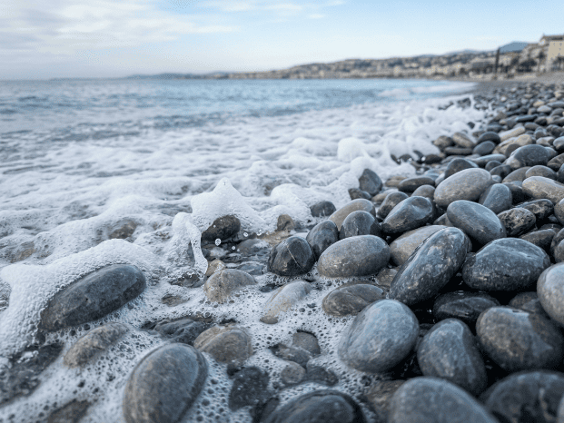Des galets sur la plage de Nice