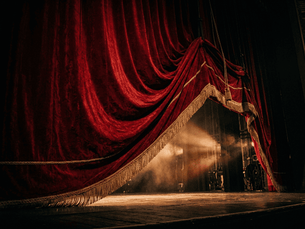 Lever de rideau sur une scene de theatre