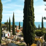 Vue paisible du cimetière de l'Est à Nice, cyprès et chapelles colorées.