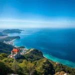 Vue panoramique depuis la Colline du Château sur la Baie des Anges.