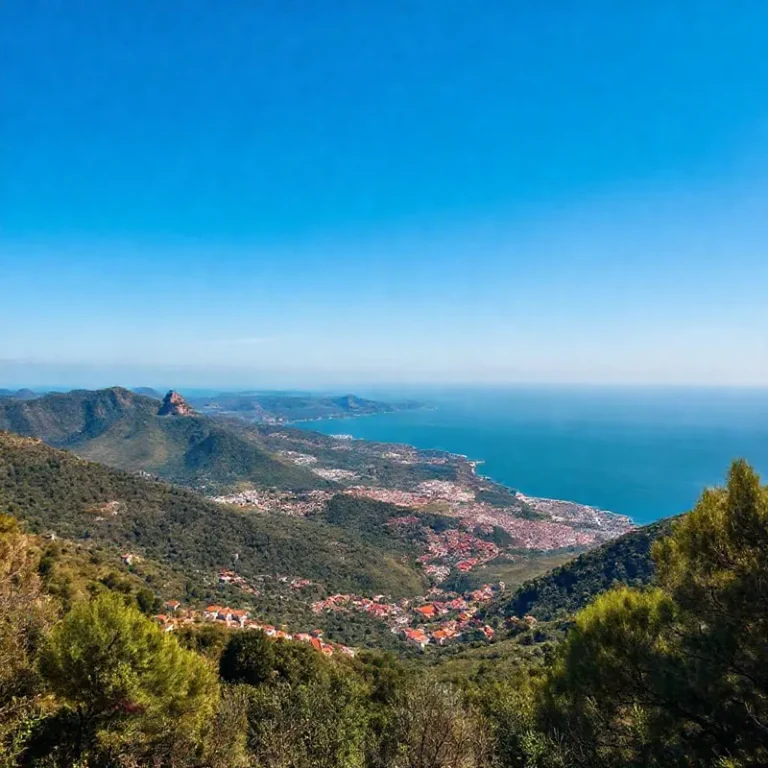 Vue panoramique des collines niçoises, Cimiez et Mont Boron sous un ciel bleu.